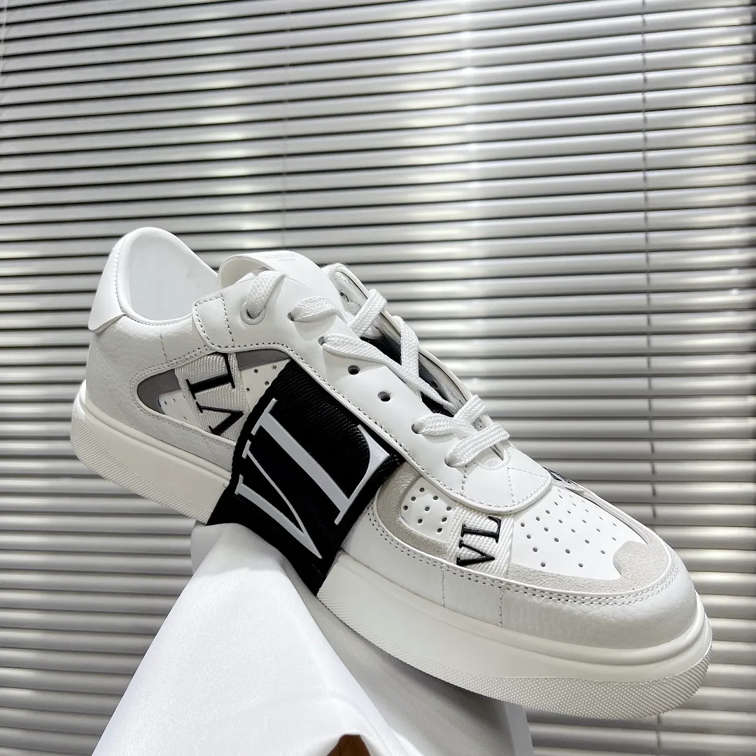 👟👟Ex-factory price 560👟👟 Women's shoes Women's Valentino ONE STUD calfskin strappy sneakers. Soft suede low-top sneakers, classic and versatile, couple's sneakers, special goods, worth buying! A pair of simple shoes with unique details will save you from the difficulty of dressing. OneStud sneakers, with quilted plaid and oversized rivets, create an eye-catching punk style and get rid of the heavy feeling of this season's clothing. U👟👟Ex-factory price raise calfskin derby shoes, with exquisite leather construction and simple silhouette, smooth lines set the tone of coolness, they are a versatile item in the wardrobe. There are more Valentino boutique shoes waiting for you to unlock! It’s time to get the shoes you’ve been coveting for a long time! Officially on sale 7,+++ - Seven straps, decorated with metallic rubber effect. Decoration on the back and tongue. Size 35-44.
